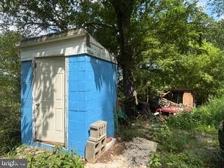 Blue outbuilding on the property at 90 Hilldale Road